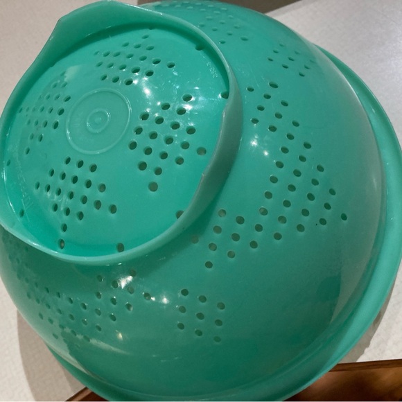 Vintage Tupperware colander with strainer seal jadeite - Picture 3 of 3